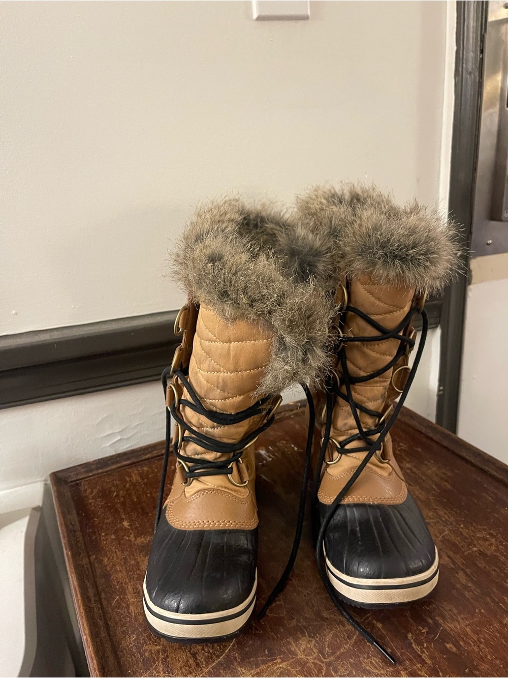 Sorrel Women's Tan and Black Winter Lace-Up Boots with Faux Fur Trim - Size 7 - Picture 13 of 13
